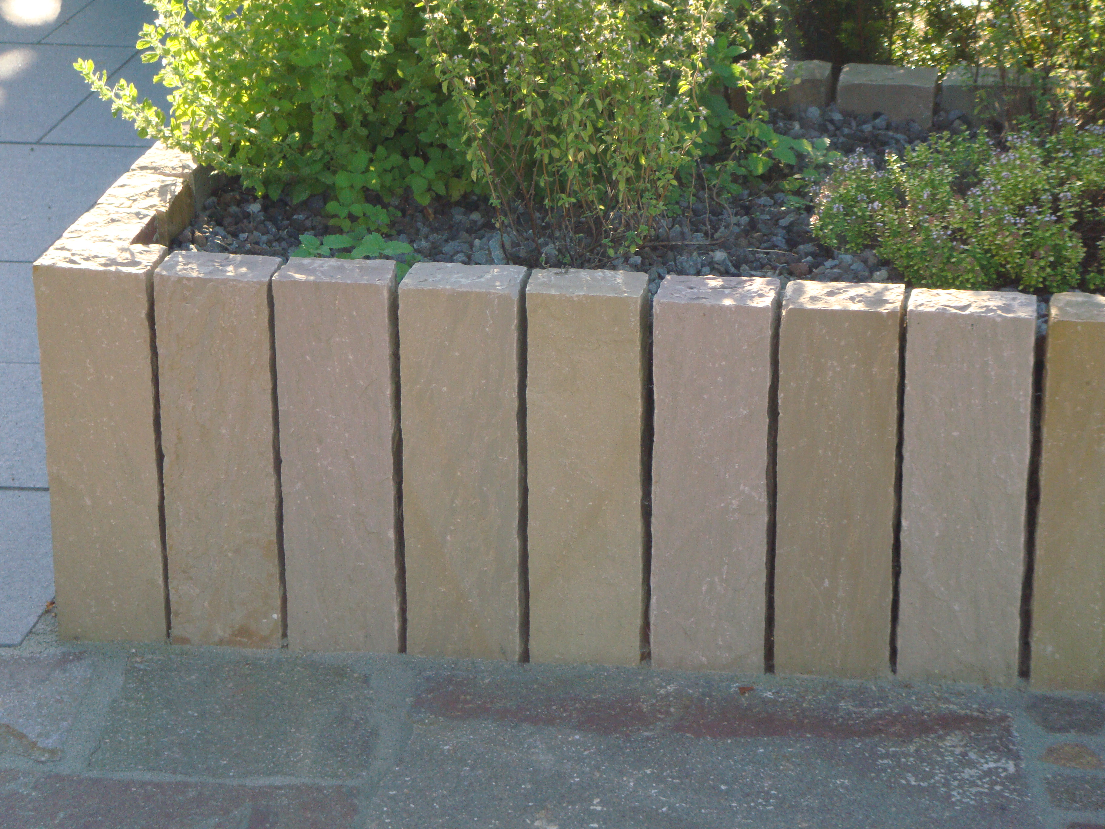 Palisaden Sandstein Sand Dunes 8x25x200 cm – Hochwertige Sandsteinstele für kreative Gartenarchitektur